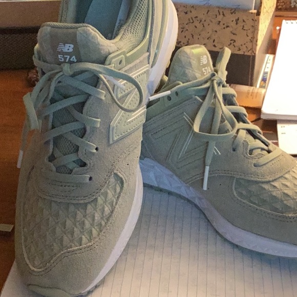 New Balance beautiful green shoes Size 10 - Picture 2 of 5